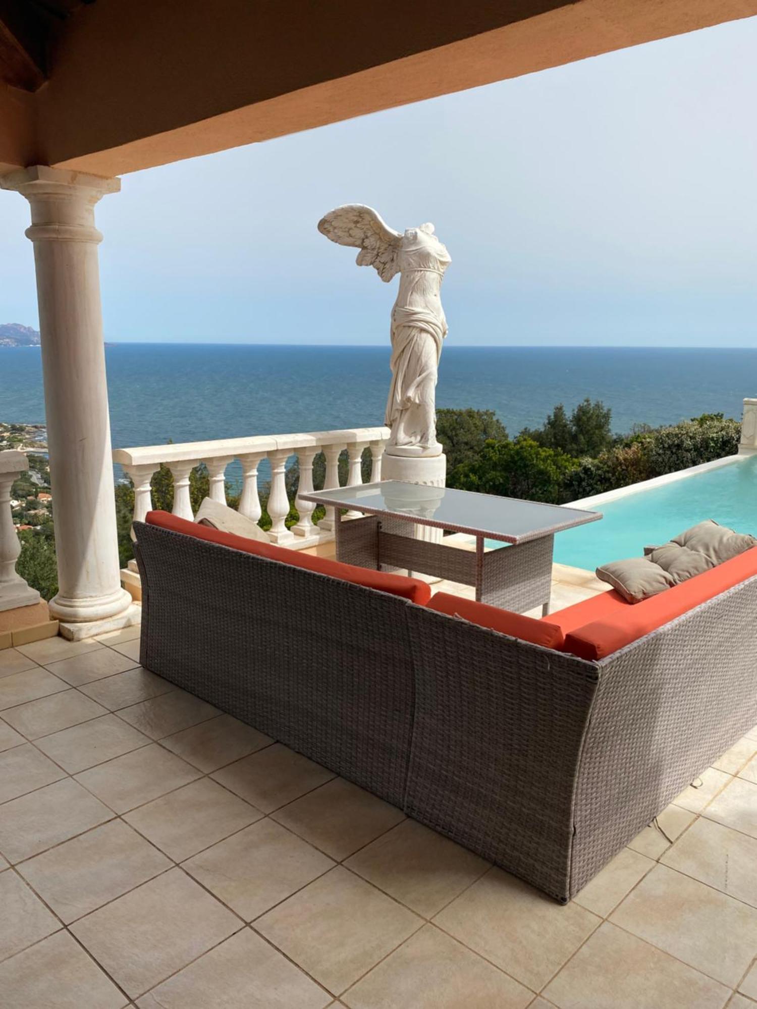 Villa Goonie Ле Исамбр Екстериор снимка