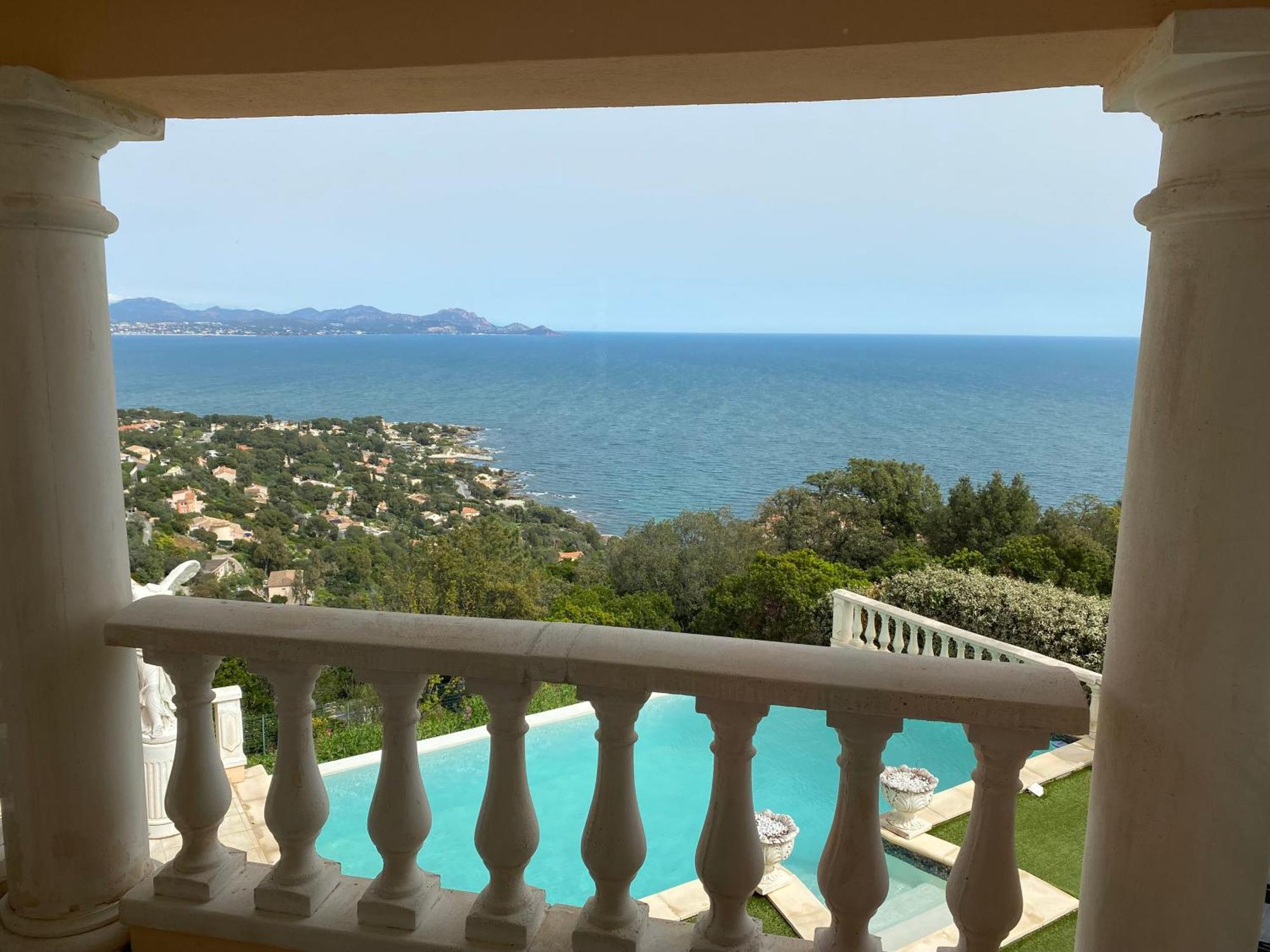 Villa Goonie Ле Исамбр Екстериор снимка