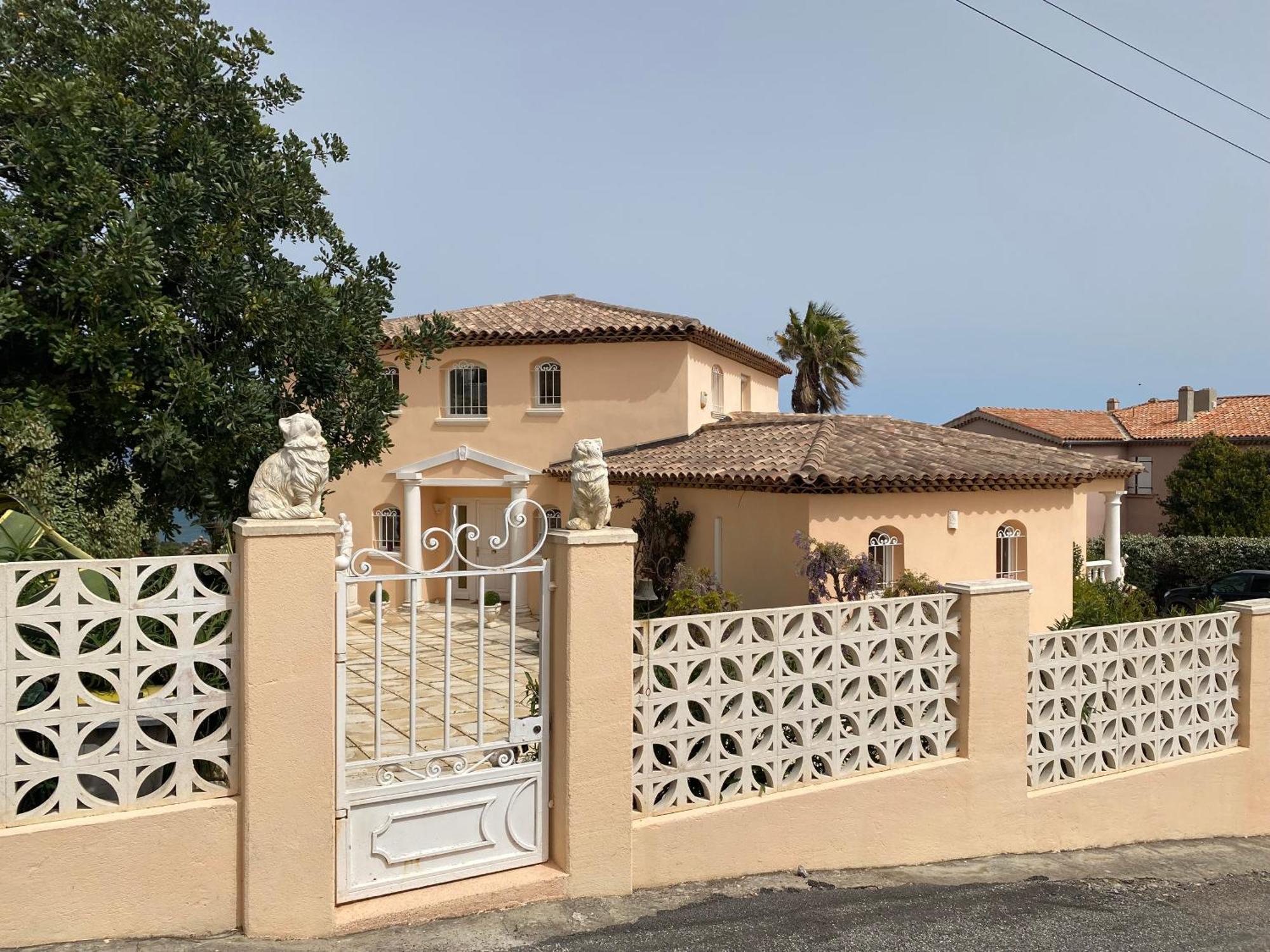 Villa Goonie Ле Исамбр Екстериор снимка