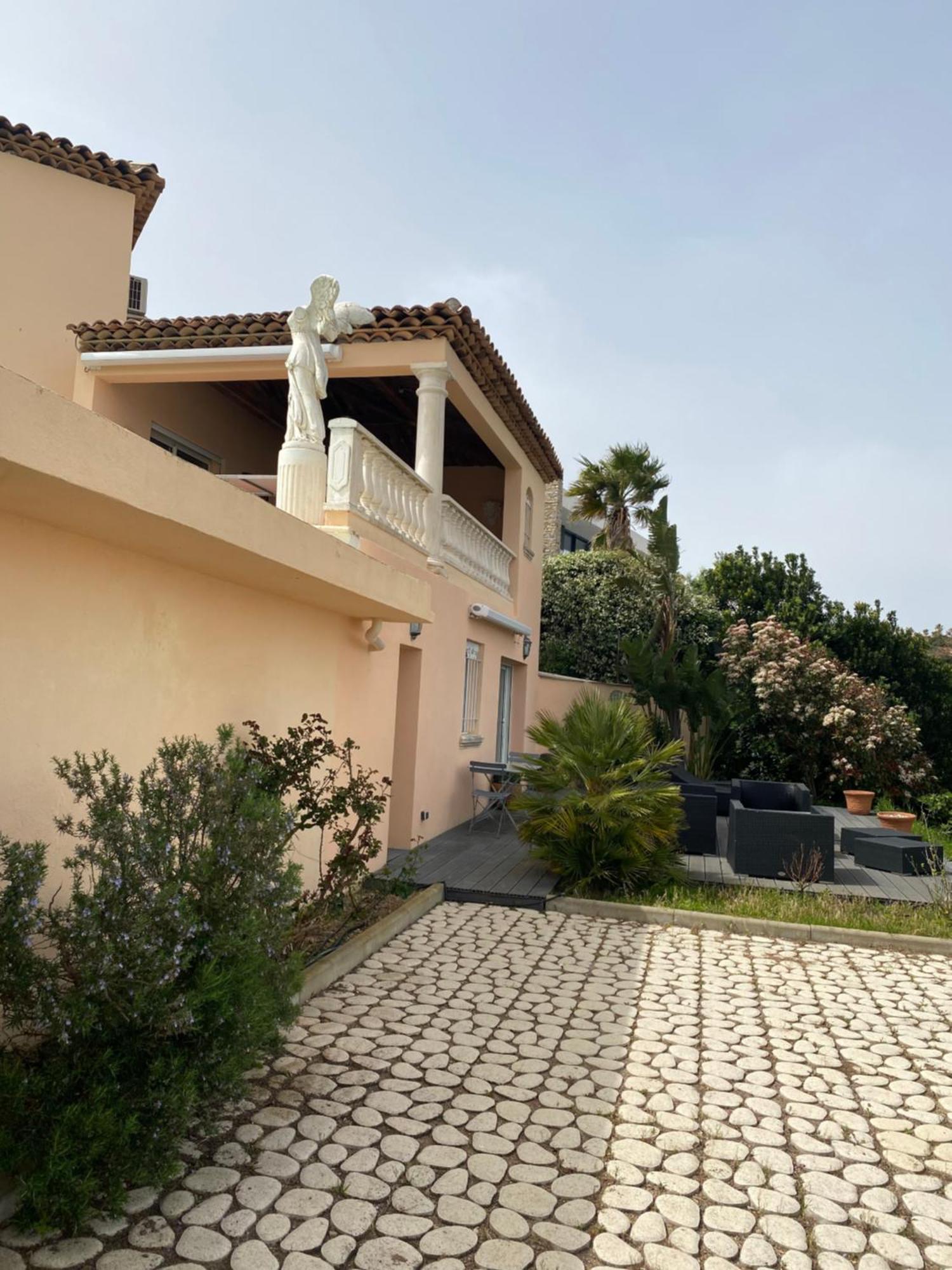 Villa Goonie Ле Исамбр Екстериор снимка